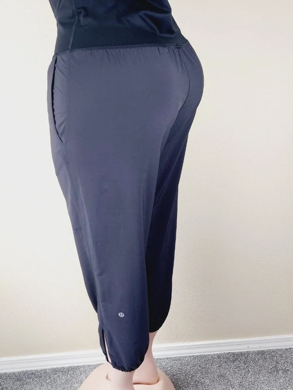 Lululemon Women's Black Super High-Waisted Tapered Casual Jogger Pants Size 6